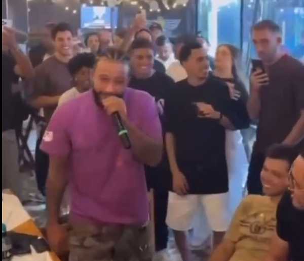 Atacante do Corinthians se apresenta em aniversário de Hugo Souza; assista ao vídeo