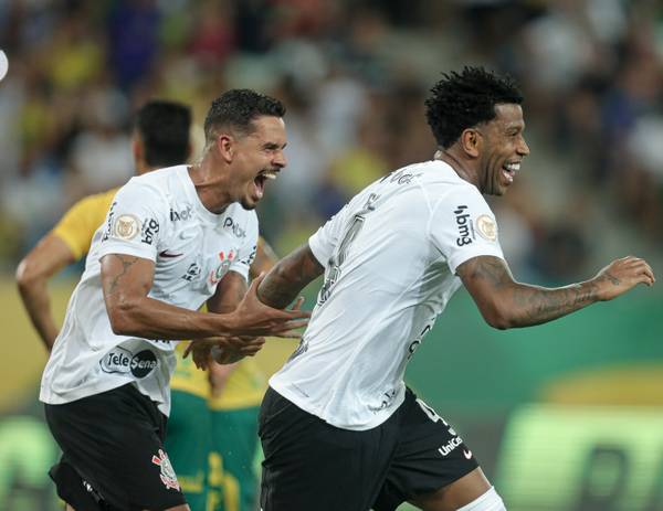 Gil vira homem de confiança de Mano e garçom em gols quase iguais do Corinthians; assista