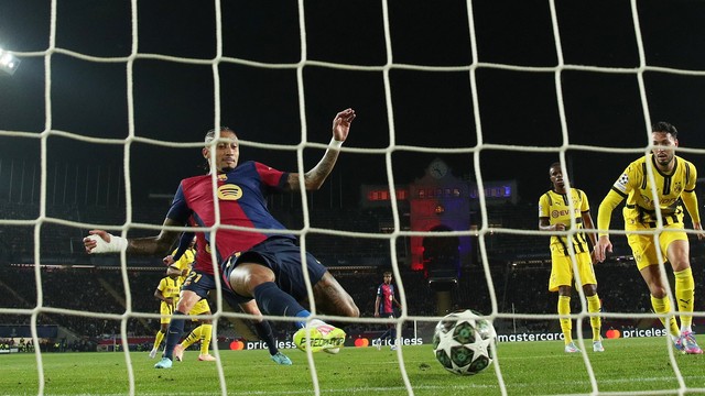 Raphinha completa em cima da linha e abre o placar para o Barcelona contra o Borussia Dortmund