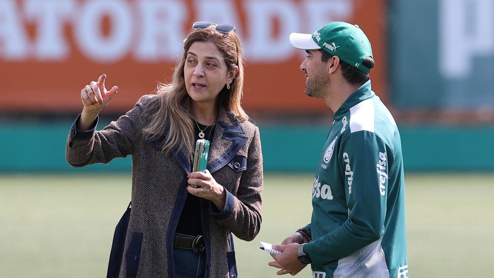 Leila Pereira, presidente do Palmeiras, conversa com Abel Ferreira — Foto: Cesar Greco / Ag. Palmeiras