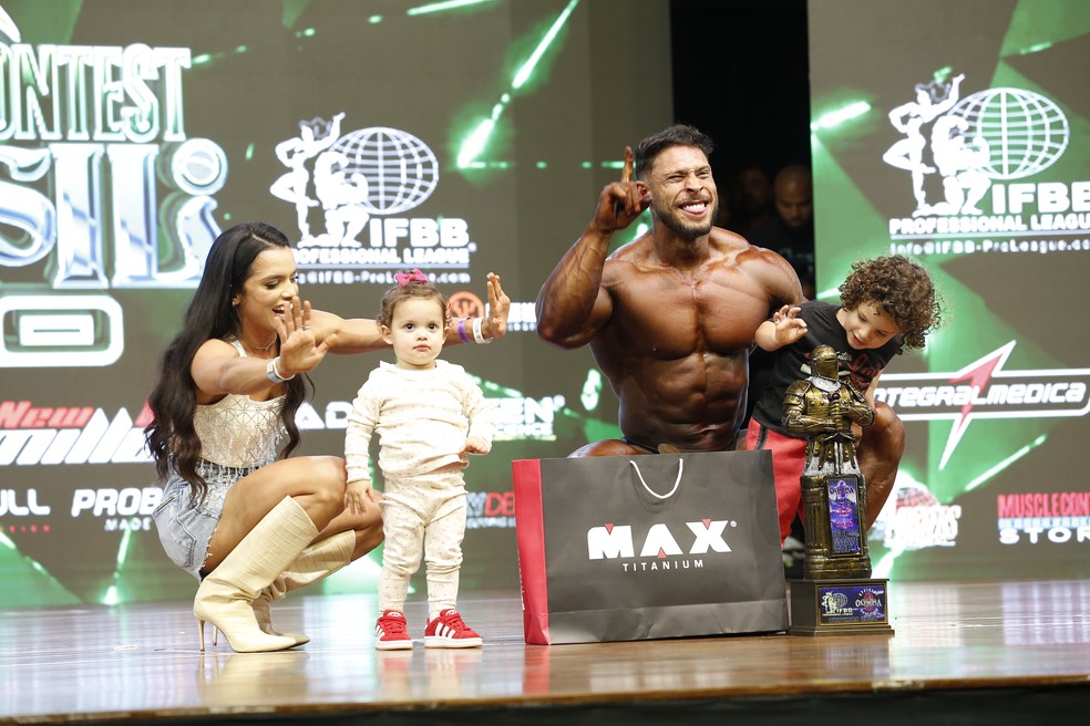 Ramon Dino comemora vitória no Mr. Olympia Brasil 2024 ao lado da mulher e dos filhos — Foto: Gustavo Tilio