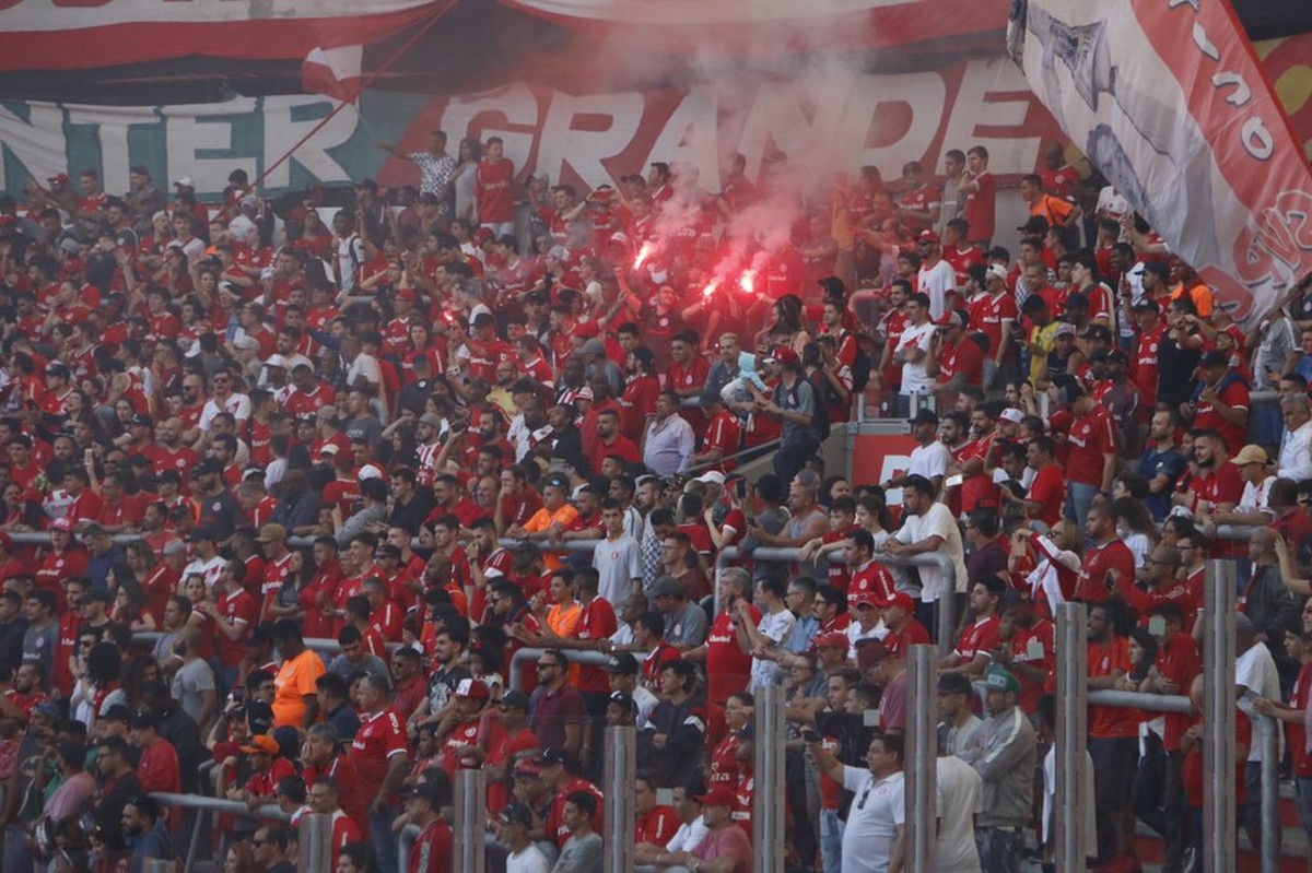 Isla chega ao Rio e é recebido pela torcida do Flamengo