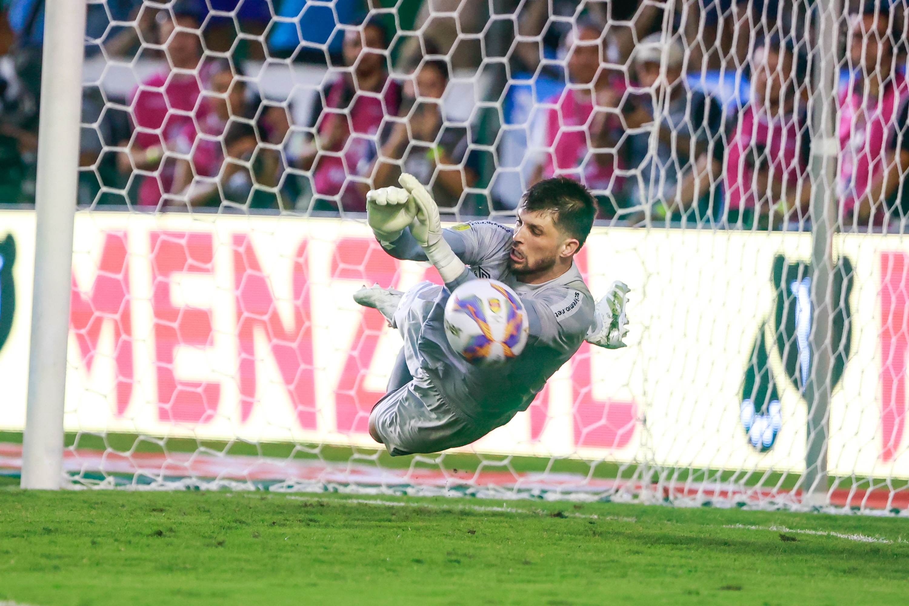 Atuações decisivas de Gustavo Martins e Tiago Volpi levam Grêmio à final.