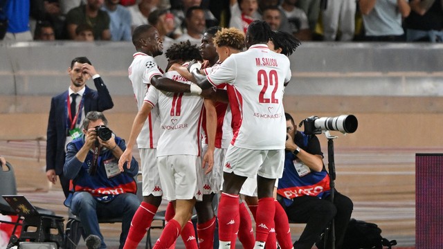 Jogador do Monaco comemoram gol de Akliouche sobre o Barcelona