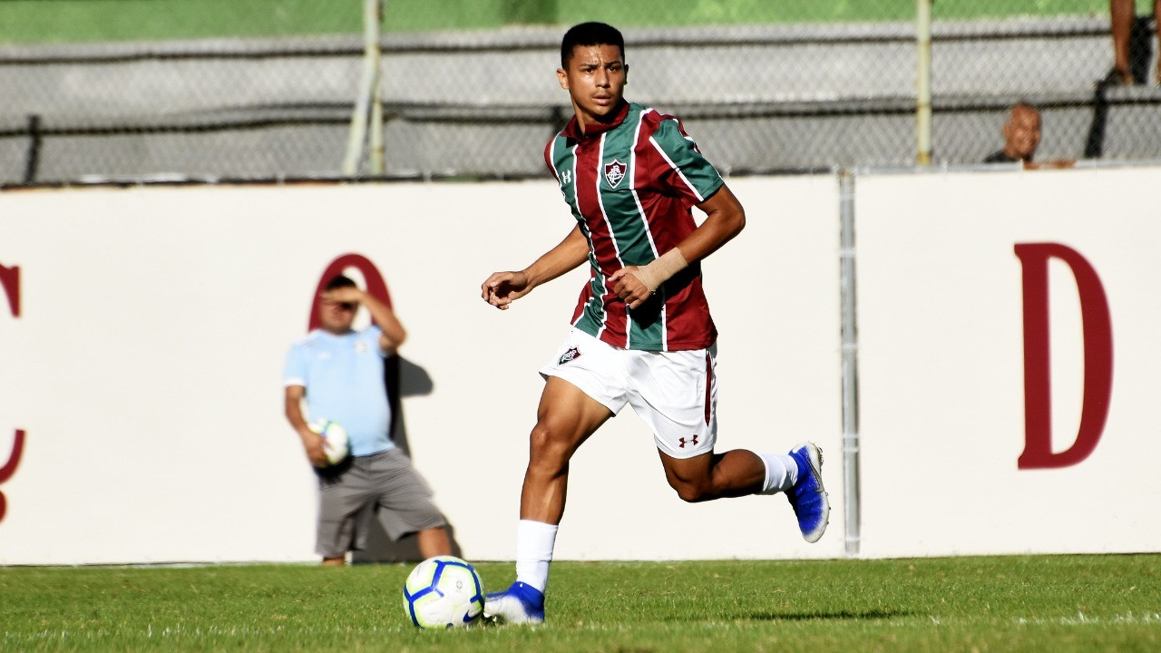 Volante André, de 18 anos, renova com Fluminense até 2023; multa ...