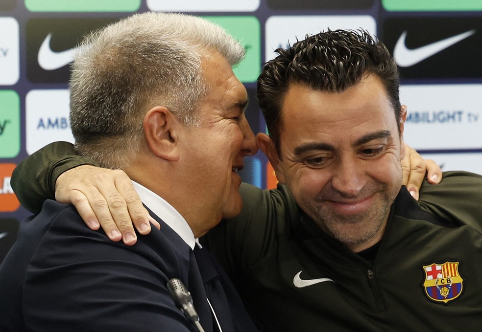 Joan Laporta e Xavi, na entrevista coletiva do anúncio da continuidade do treinador no Barcelona — Foto: Albert Gea/Reuters