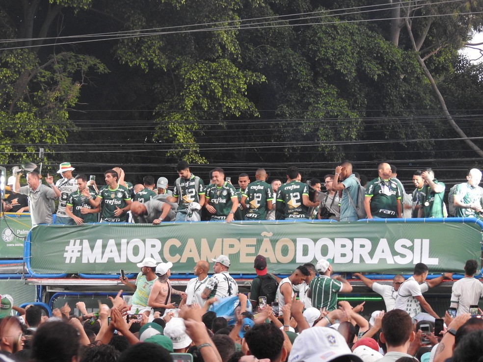 Palmeiras festeja com a torcida no CT — Foto: Eduardo Rodrigues