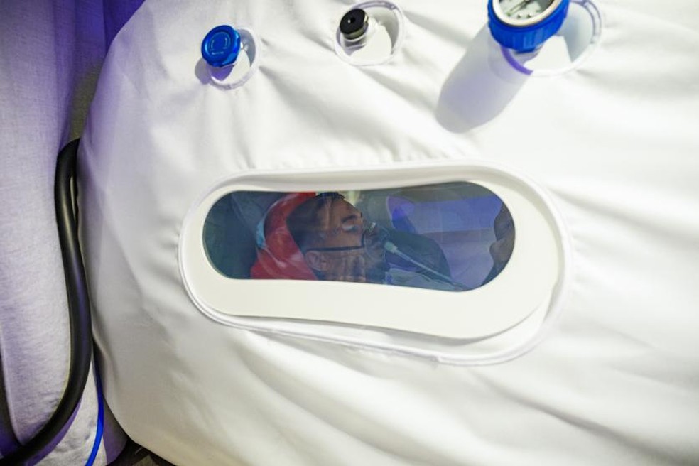 Jogador da Espanha em c&aacute;psula de recupera&ccedil;&atilde;o &mdash; Foto: RFEF