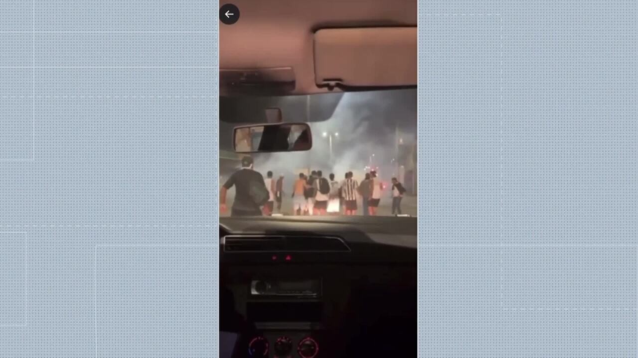 Confronto entre torcidas de Atlético-MG e Cruzeiro após clássico mineiro.