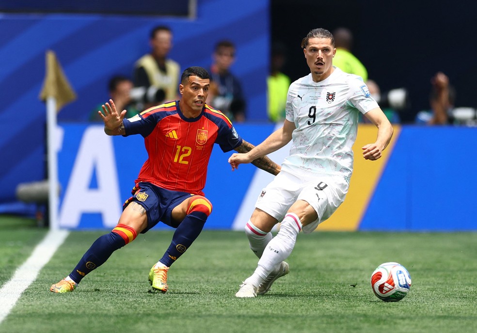 Marcel Sabitzer em disputa com jogador da Espanha