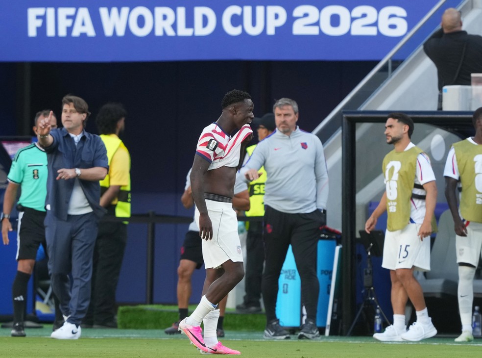 Balogun expulso após falta dura — Balogun expulso