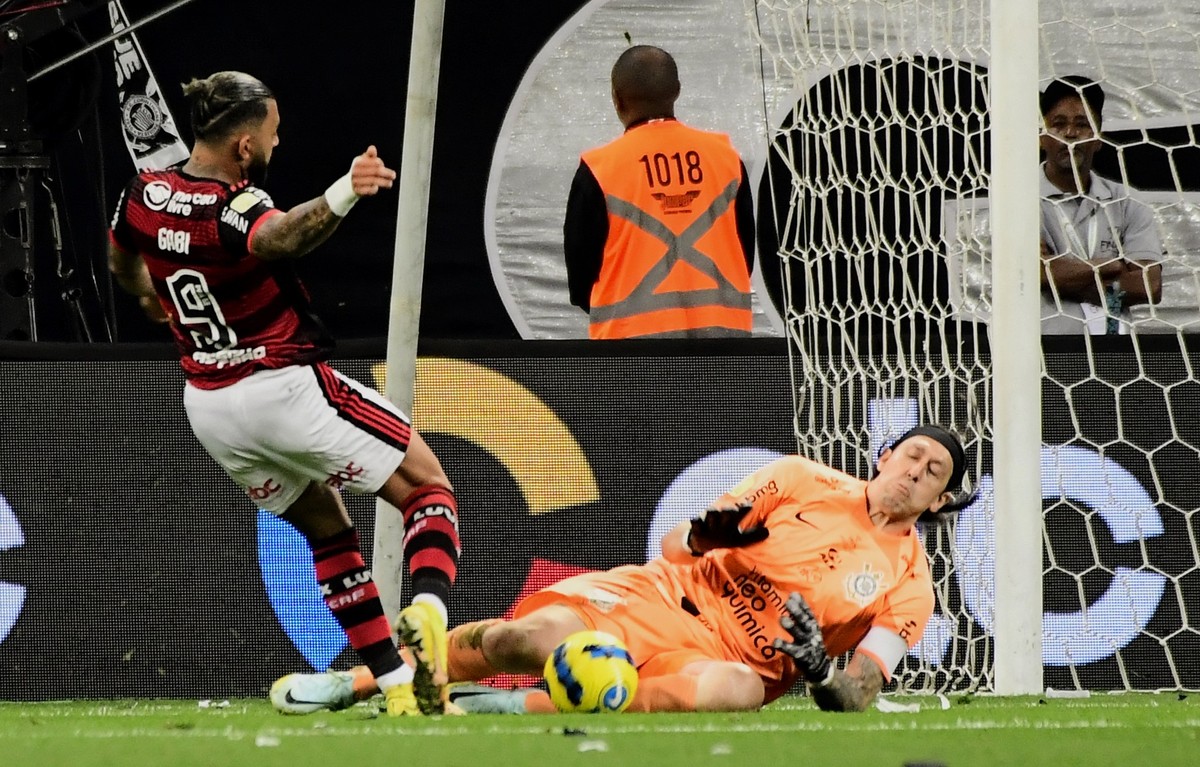 Vampeta coloca terço e joga sal grosso na taça da Copa do Brasil; veja