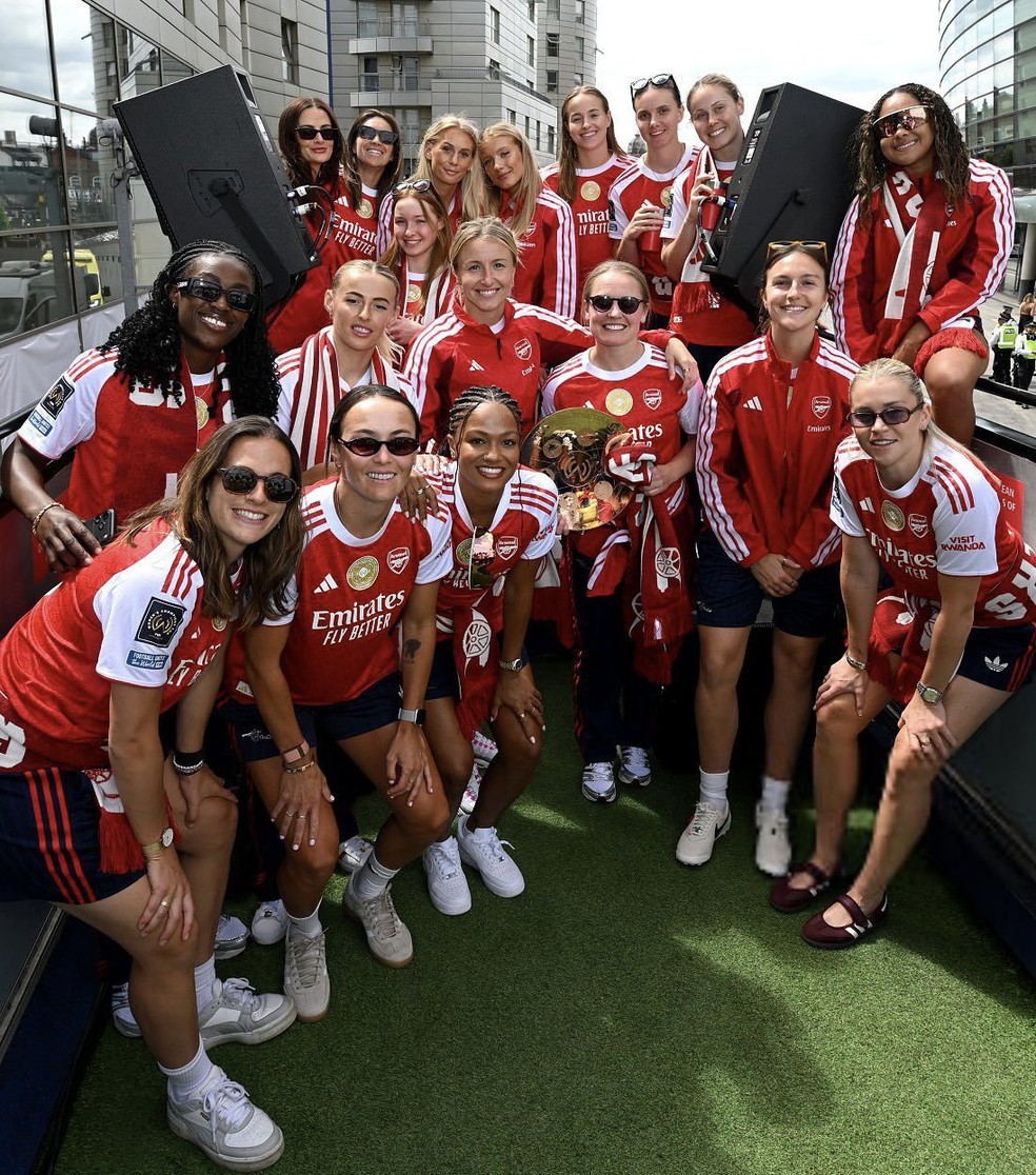 Time feminino do Arsenal celebra conquista da Copa das Campeãs em passeata do Arsenal — Foto: Reprodução / @awfcdirect