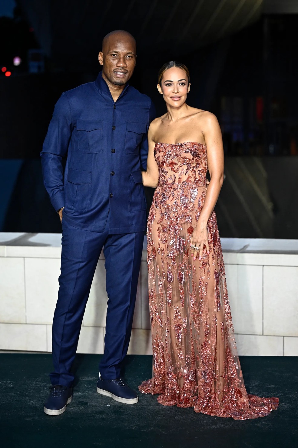 Didier Drogba e Gabrielle Lemaire no Prel&uacute;dio dos Jogos Ol&iacute;mpicos de Paris 2024 &mdash; Foto: JULIEN DE ROSA/Getty Images