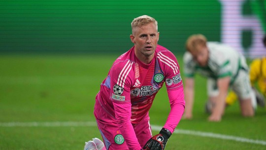 Peter Schmeichel conforta filho Kasper  após goleada sofrida pelo Celtic