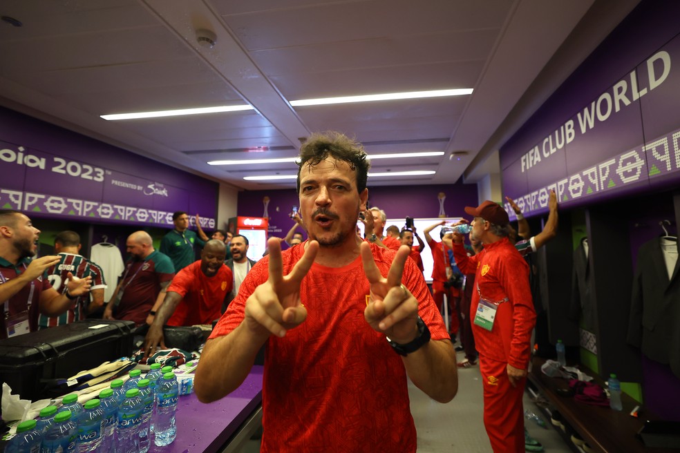 Fernando Diniz comemora vitória no vestiário do Fluminense — Foto: Lars Baron - FIFA/FIFA via Getty Images