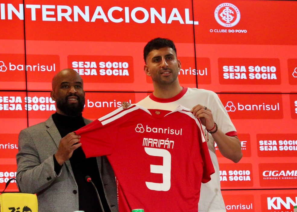Guillermo Marip�n ao lado de Fabinho Soldado, em apresenta��o pelo Inter � Foto: Tom�s Hammes/GE