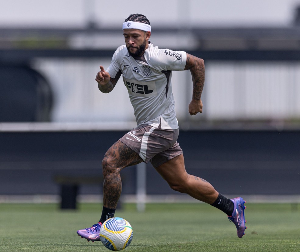 Memphis Depay em ação no treino do Corinthians