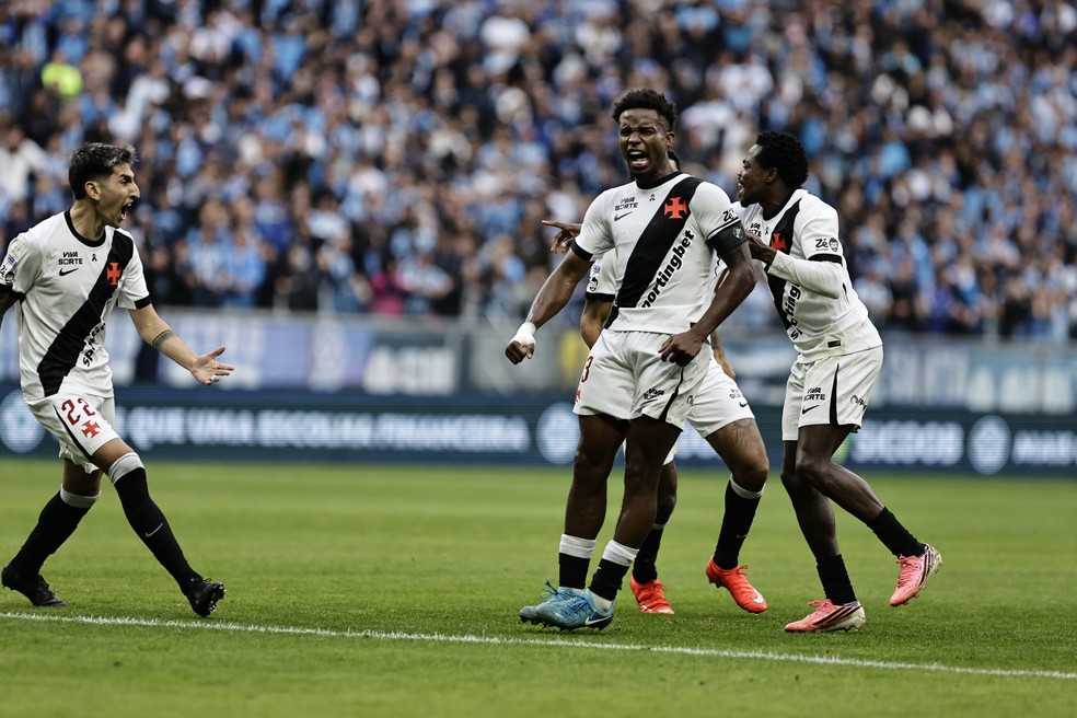 Thiago Mendes comemora gol do Vasco contra o Grêmio — Foto: Roberto Vinicius/AGIF