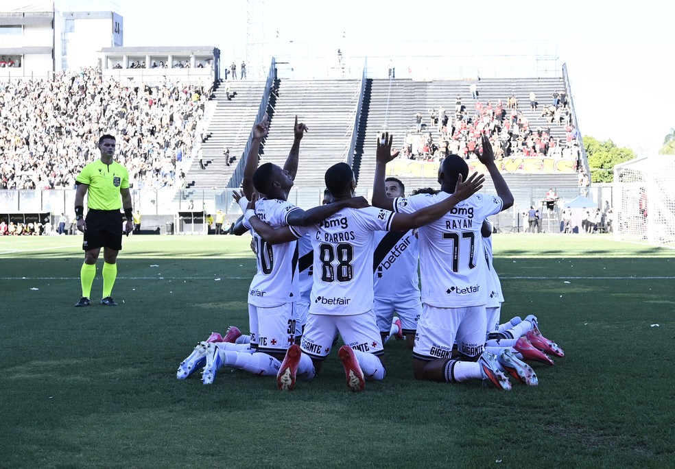 Time do Vasco comemora junto o gol de Nuno Moreira contra o Vitória, pelo Brasileirão 2025 — Foto: André Durão
