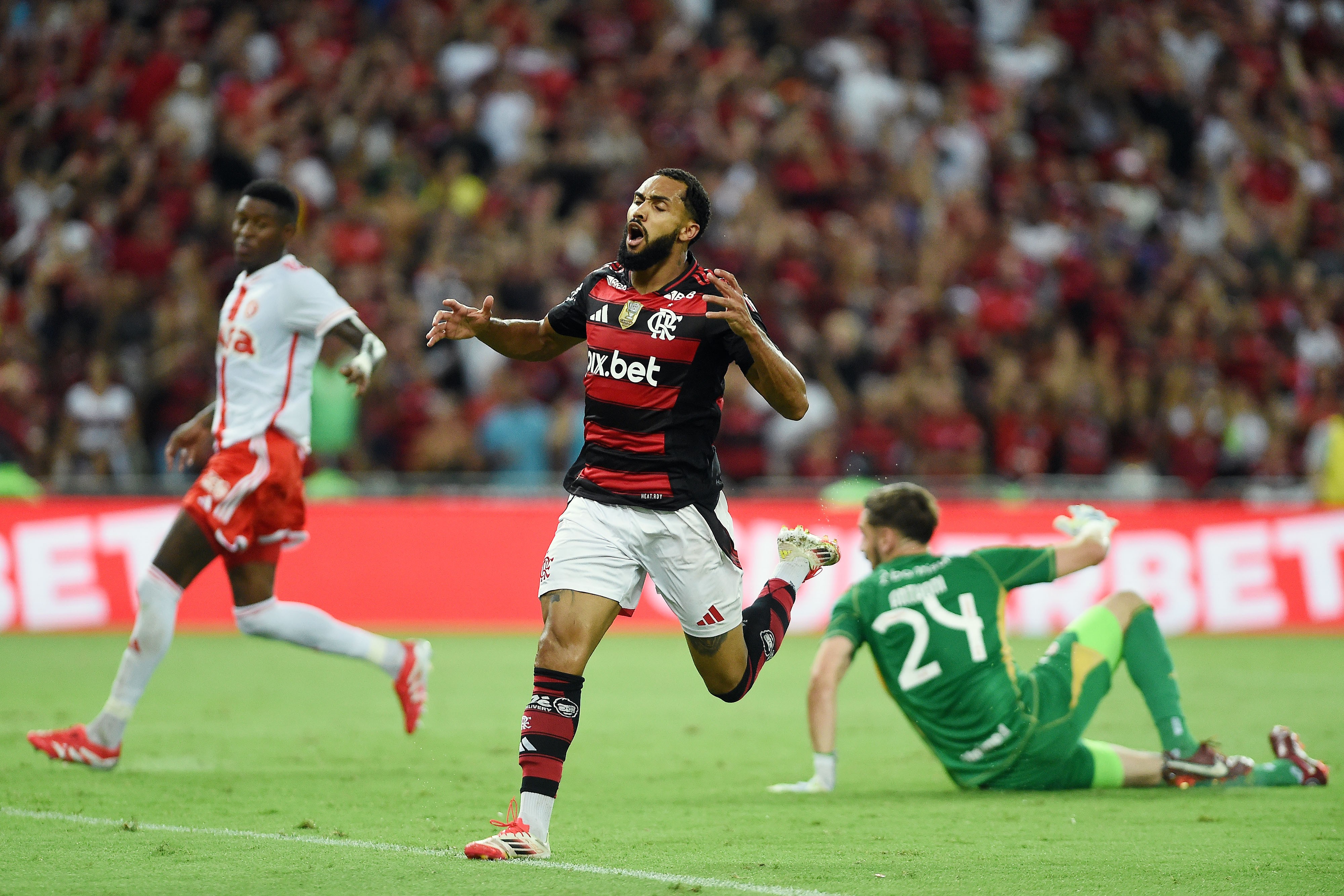 Flamengo dribla marcação forte do Inter, mas desperdiça oportunidades cruciais para vitória