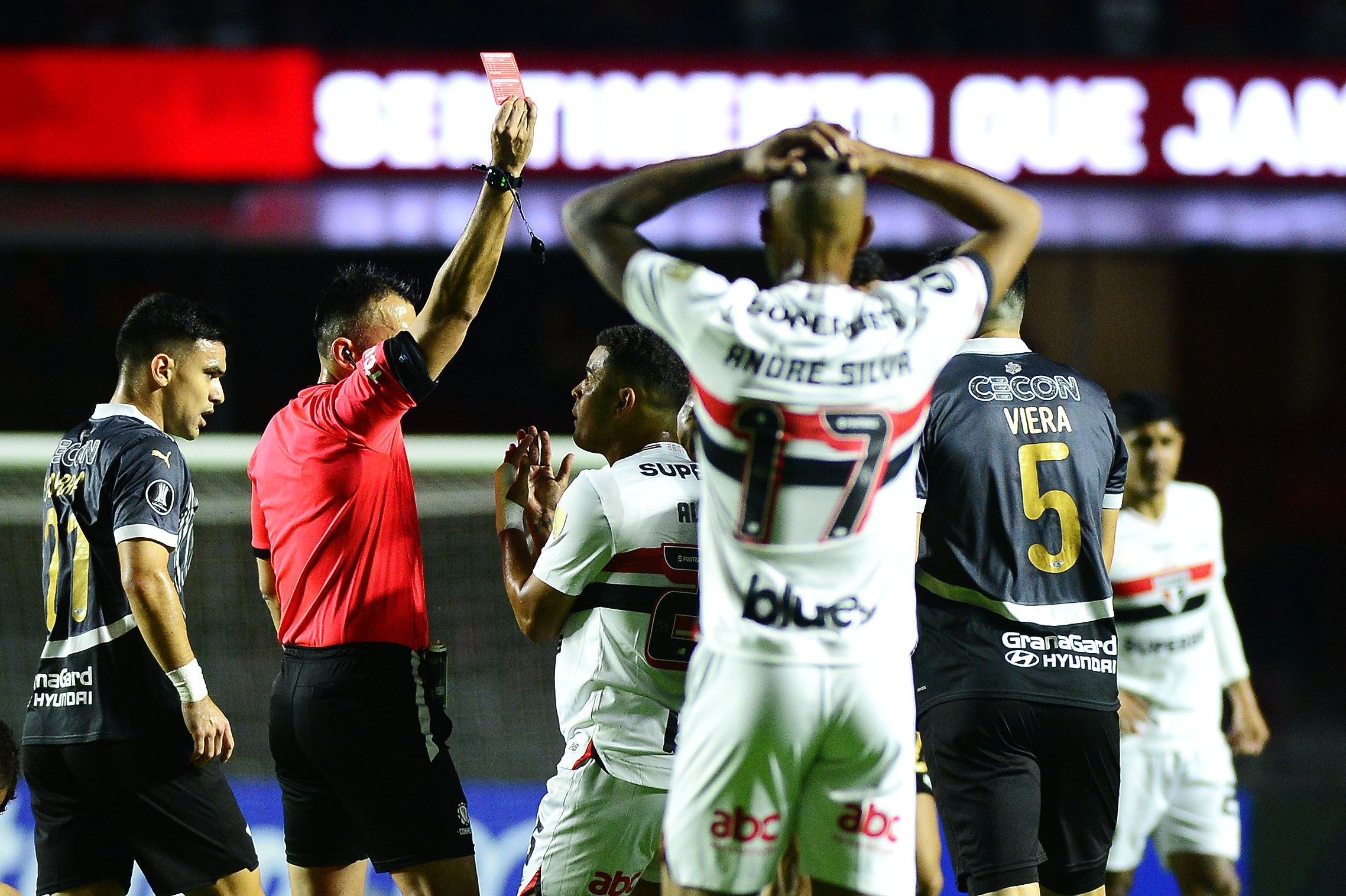 INACREDITÁVEL: Alisson é expulso no primeiro tempo em jogo entre São Paulo e Libertad