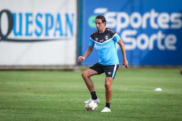 Geromel faz gol de letra em treino do Grêmio; veja o lance