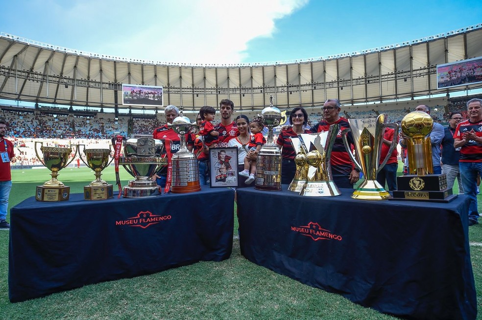 Filipe Luís posa no Maracanã com seus troféus no Flamengo — Foto: Marcelo Cortes / CRF