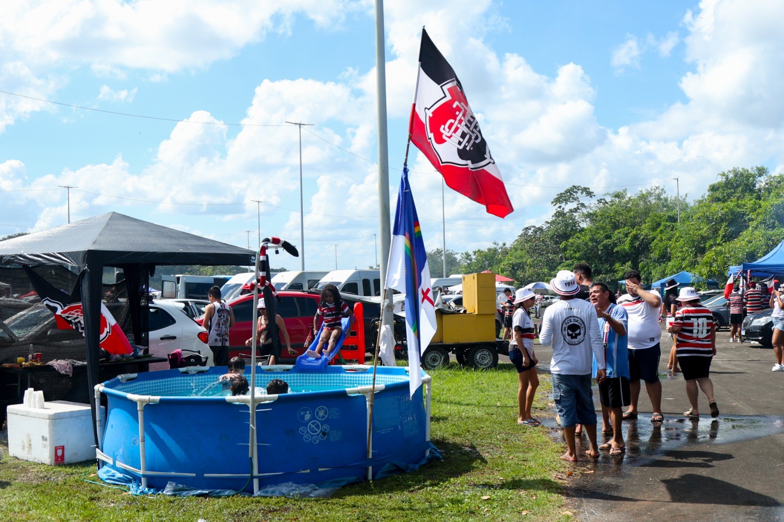 Torcedor leva piscina para estacionamento da Arena antes de jogo decisivo do Santa Cruz