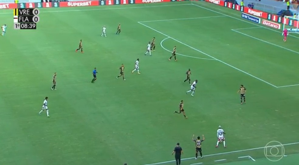 Movimentação ofensiva do Flamengo contra o Volta Redonda — Foto: Reprodução / TV Globo