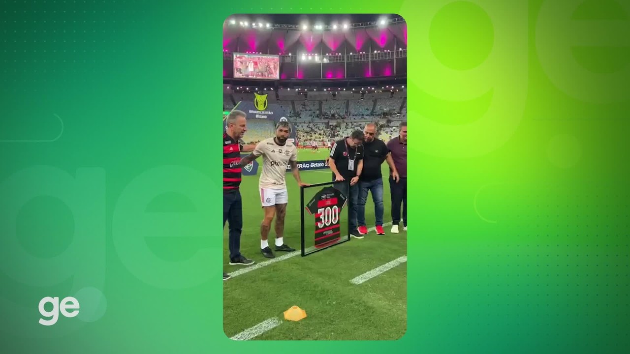 Gabigol é homenageado com placa alusiva aos 300 jogos pelo Flamengo