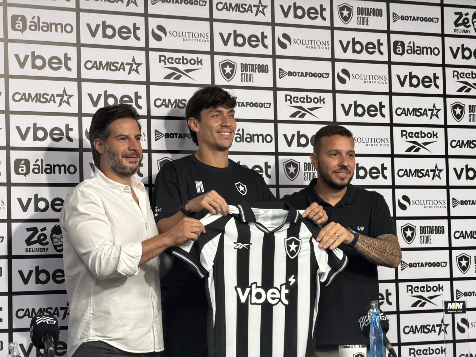 Ferraresi Chega ao Botafogo com Conselhos de Savarino e Projeta Legado de Sucesso