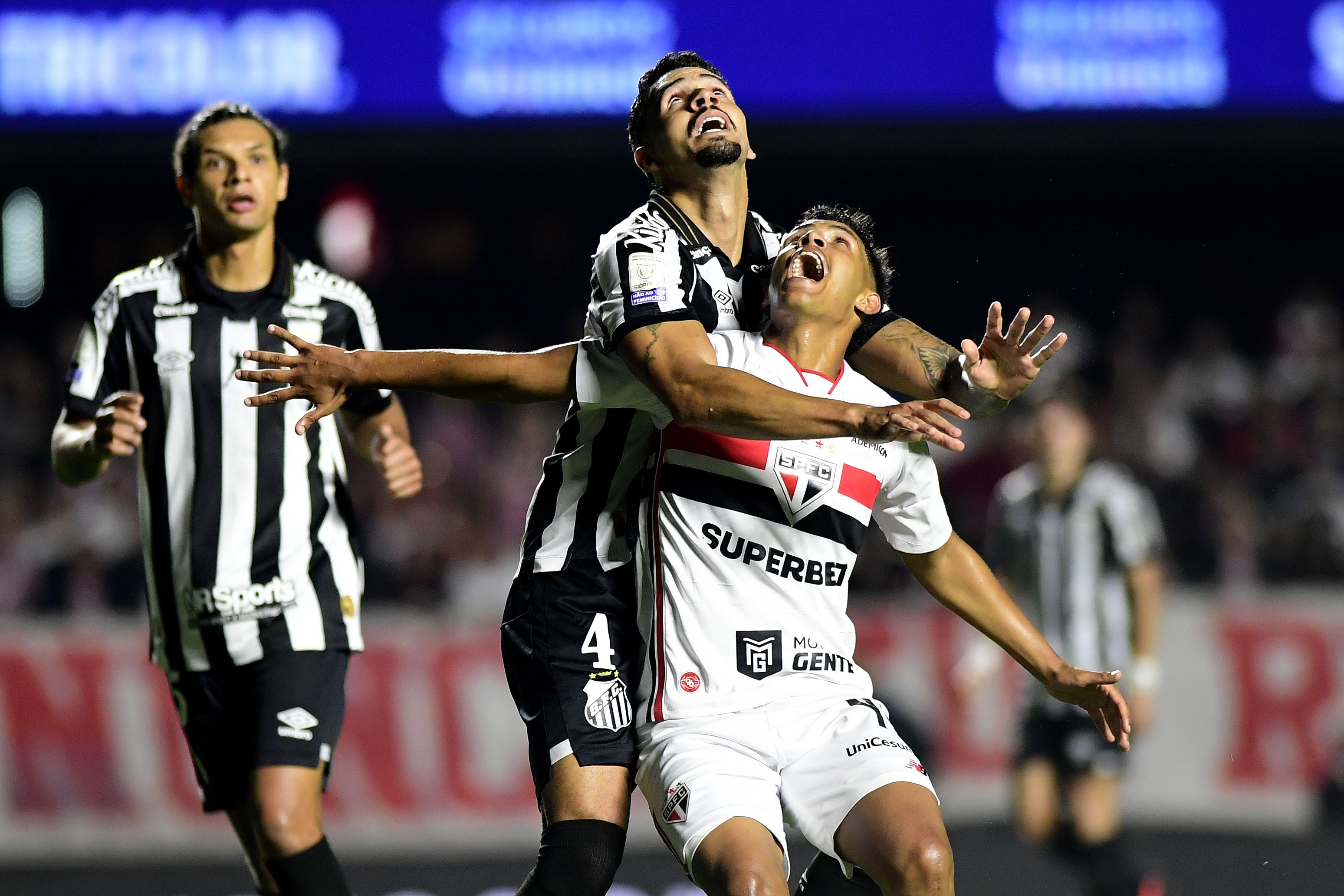 Veja a análise do VAR no pênalti marcado para o São Paulo contra o Santos