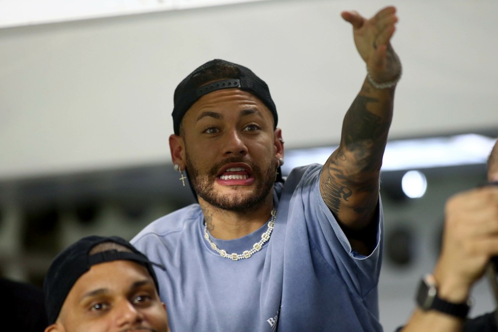 Neymar, nas tribunas da Vila Belmiro, em Santos x Bragantino — Foto: Mauricio De Souza/AGIF
