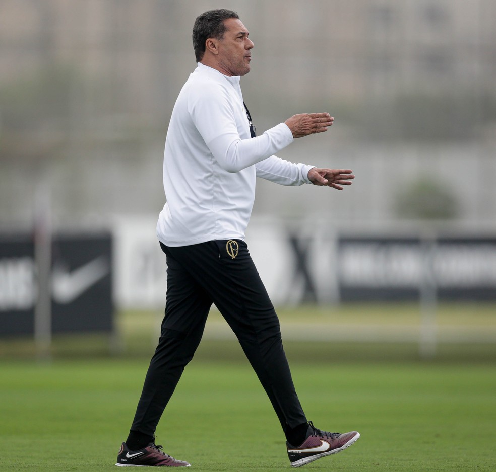 Vanderlei Luxemburgo orienta jogadores do Corinthians em treino — Foto: Rodrigo Coca / Ag.Corinthians