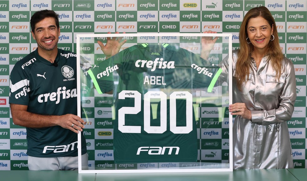 Abel Ferreira recebe homenagem de Leila Pereira no Palmeiras — Foto: Cesar Greco / Palmeiras