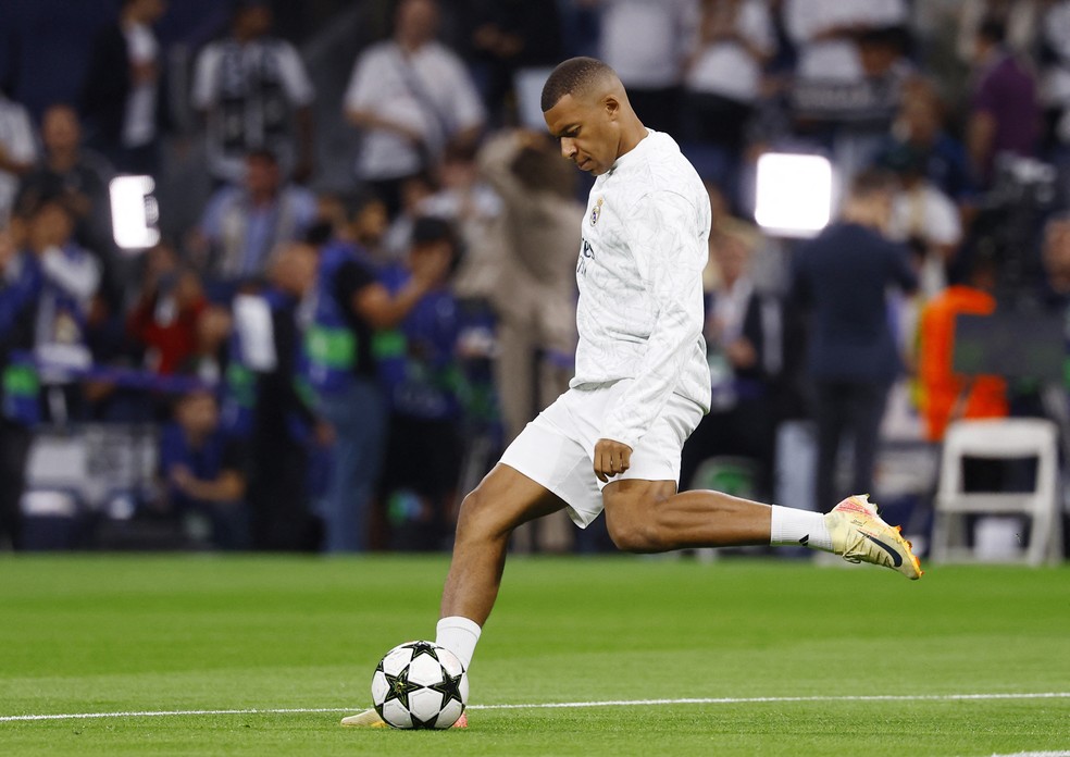 Mbappé aquece antes de Real Madrid x Borussia Dortmund na Champions — Foto: Reuters