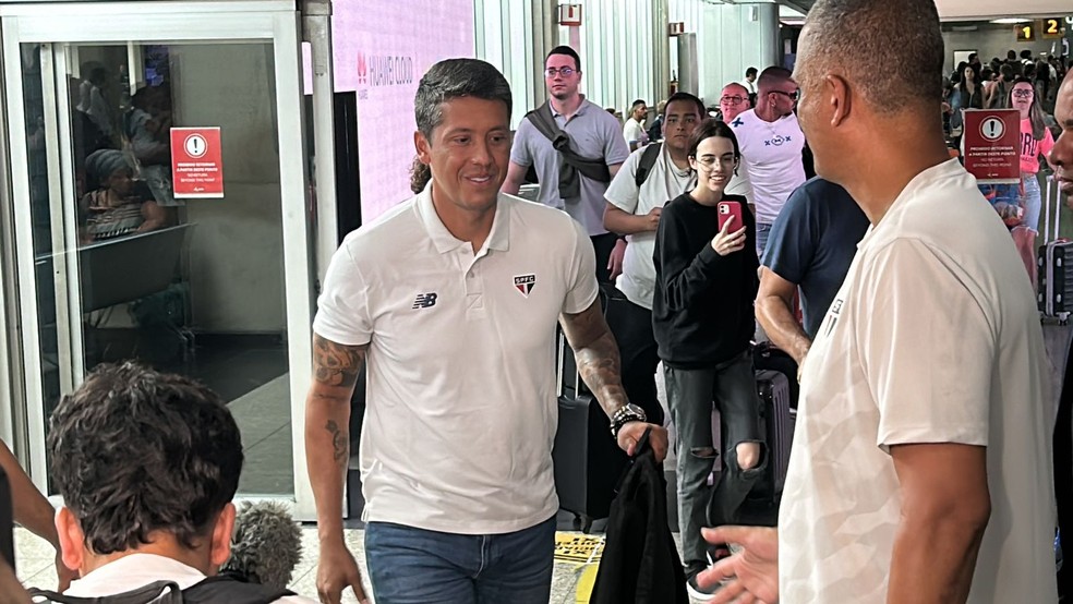 Thiago Carpini, novo técnico do São Paulo, chega à capital paulista — Foto: Marcelo Braga