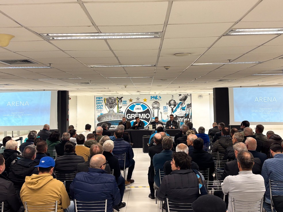 Reunião de dirigentes do Grêmio com conselheiros sobre a Arena, em junho — Foto: Luis Eduardo Muniz / Grêmio FBPA