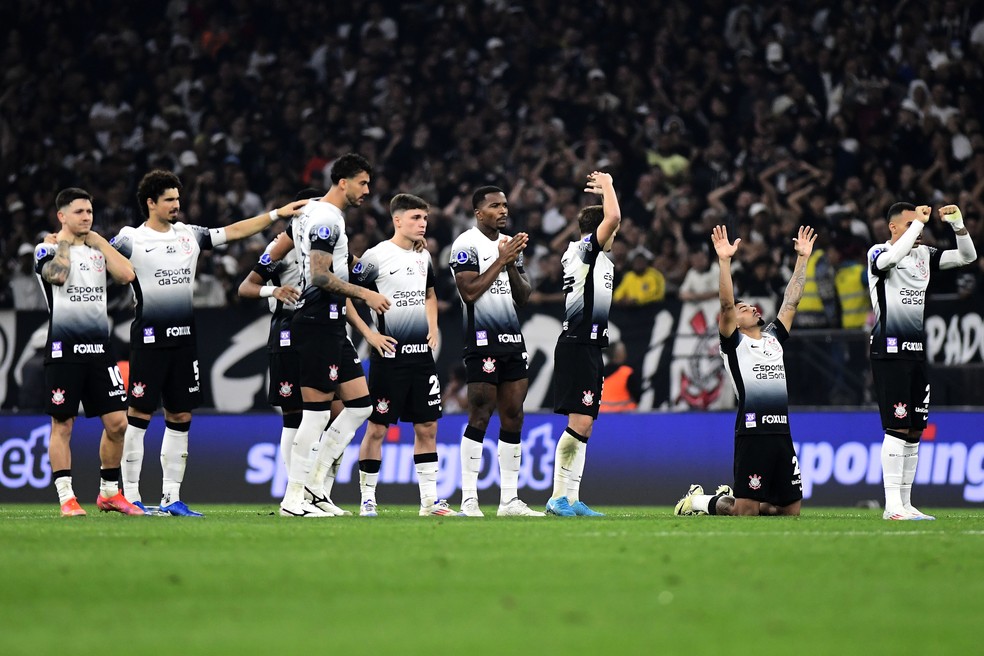 Jogadores do Corinthians comemoram classificação na Sul-Americana — Foto: Marcos Ribolli