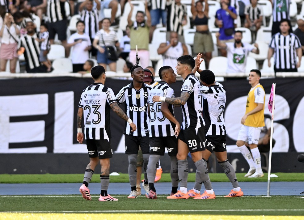 Correa comemora gol em Botafogo x Santos pelo Brasileirão 2025