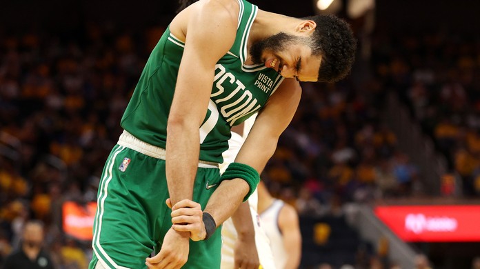 VÍDEO: astro do Boston Celtics sofre grave lesão na perna