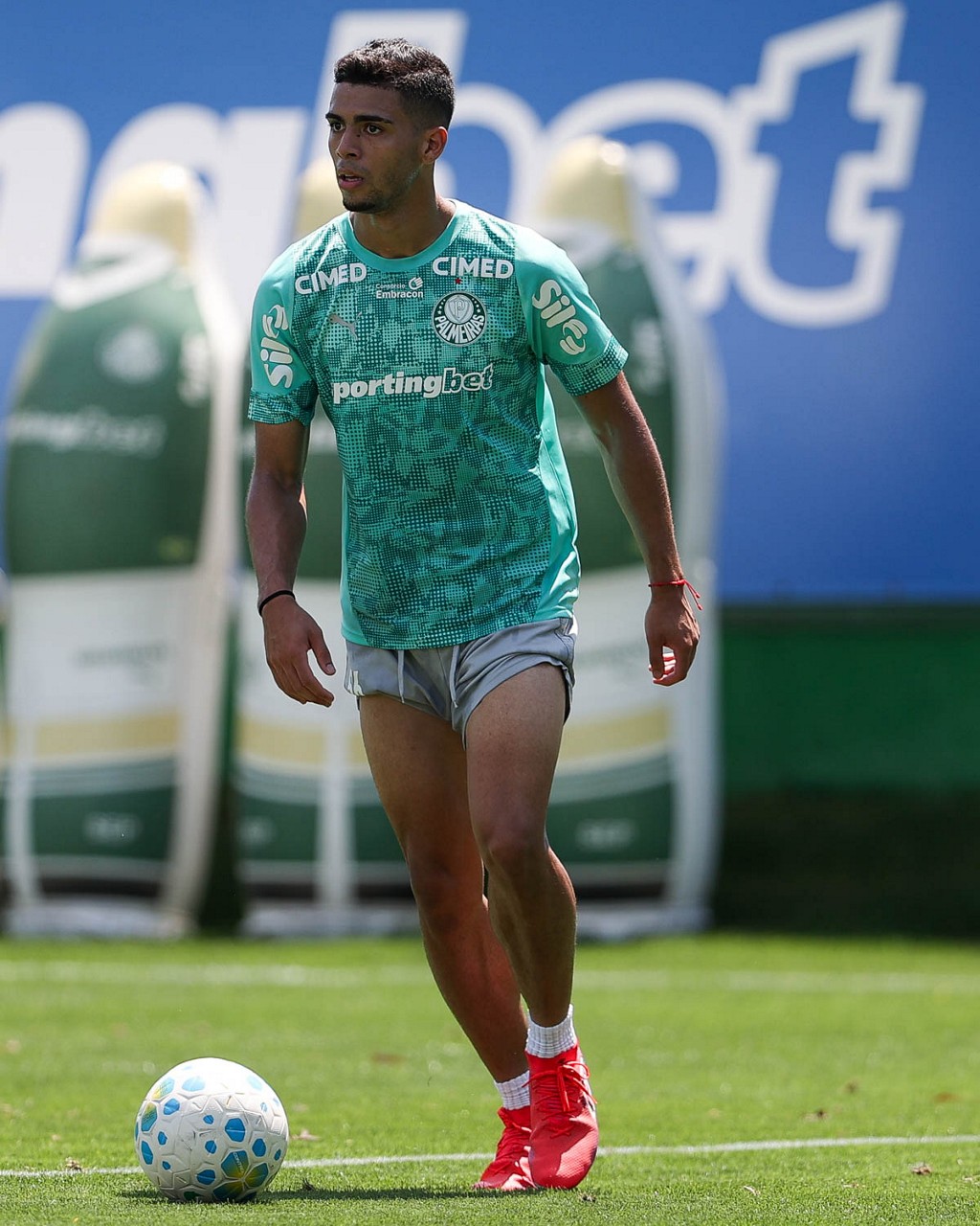 Escalação do Palmeiras: Vitor Roque segue em tratamento de entorse
