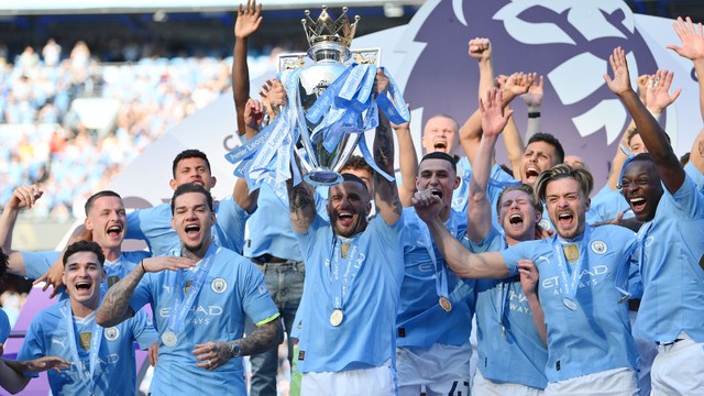 Kyle Walker levanta o troféu de campeão da Premier League do Manchester City
