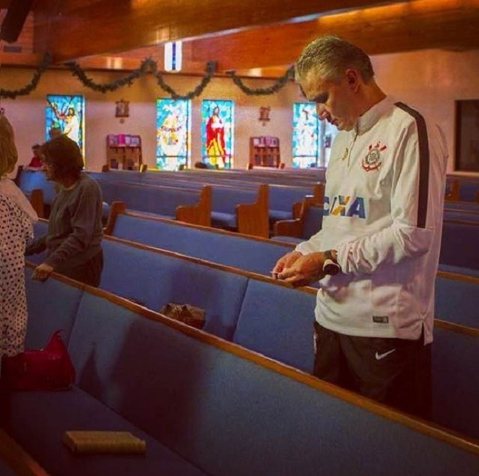 Tite na igreja enquanto comandava o Corinthians — Foto: Divulgação / Instagram