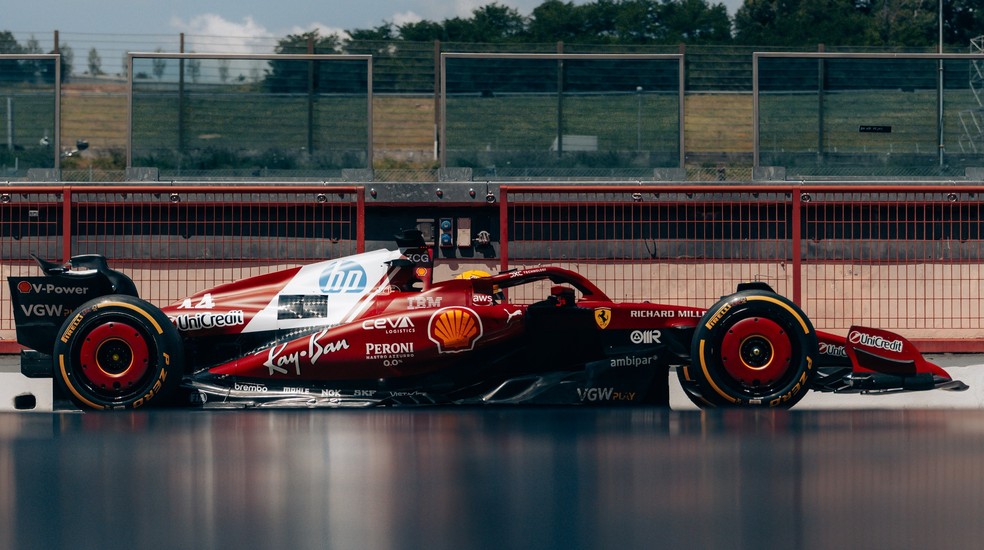 Lewis Hamilton anda com o SF-25 com a nova suspensão traseira no shakedown em Mugello — Foto: Reprodução/Scuderia Ferrari
