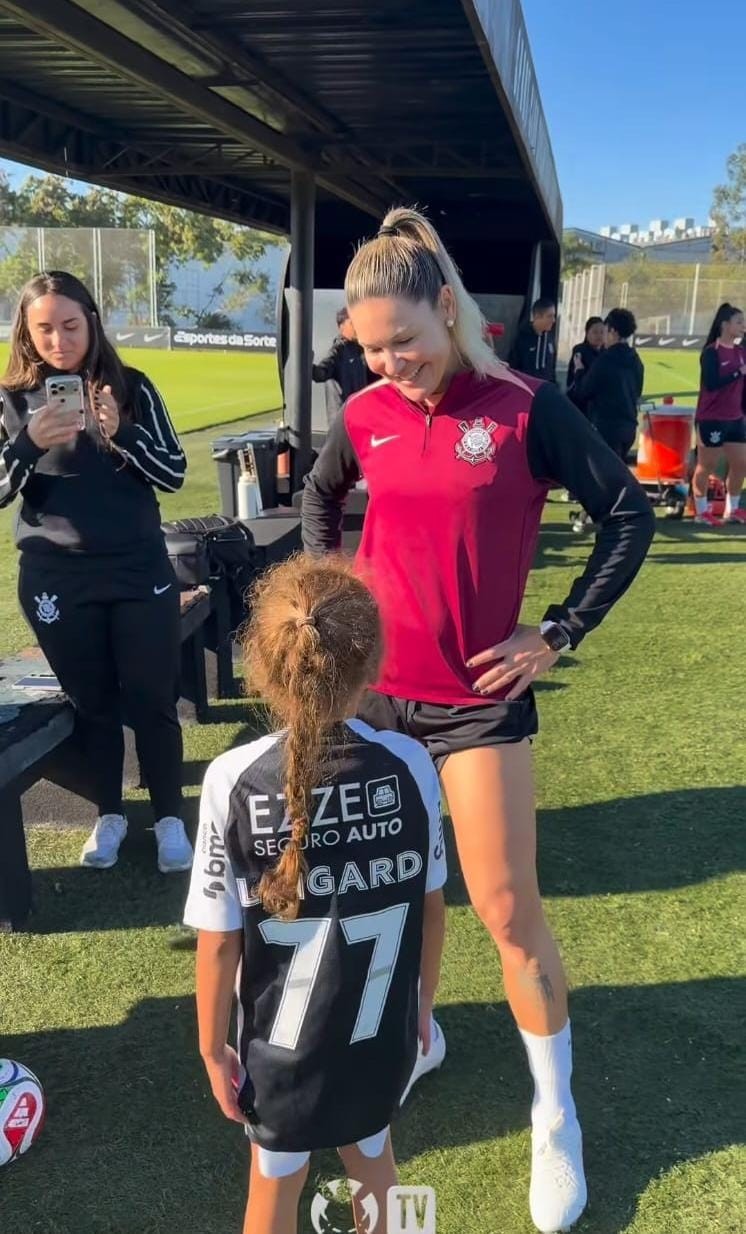 Filha de Jesse Lingard participa de treinamento com time feminino do Corinthians; veja vídeo