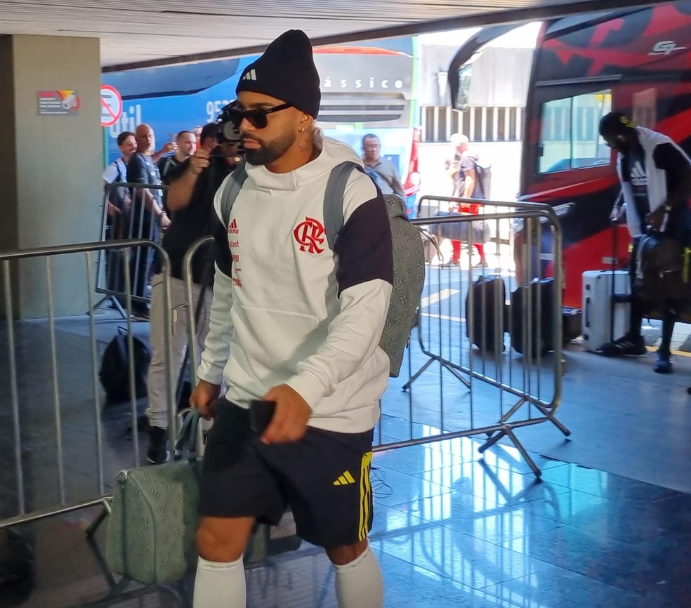 Gabigol embarca para Manaus — Foto: Thiago Lima