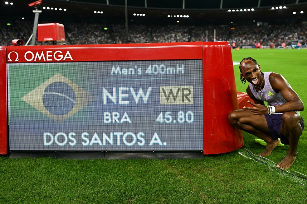 Alison dos Santos bate recorde mundial nos 400m com barreiras na etapa de Zurique da Diamond League — Foto: AFP