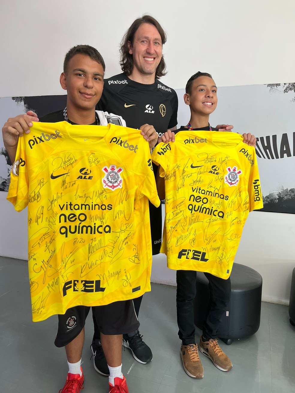 Cássio entrega presentes da torcedores autistas — Foto: Laura Fonseca